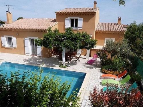une maison avec une piscine devant dans l'établissement Villa charmante à Saint-Didier avec piscine privée, à Saint-Didier