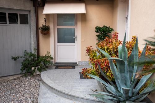 a front door of a house with a plant at La Corte sul Naviglio in Boffalora sopra Ticino