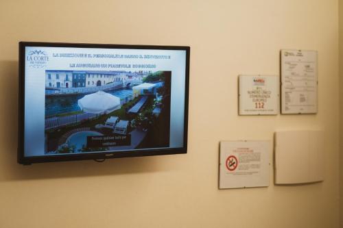 a flat screen tv hanging on a wall at La Corte sul Naviglio in Boffalora sopra Ticino