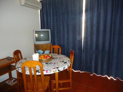 Televisyen dan/atau pusat hiburan di Apartamentos Varandas da Rocha