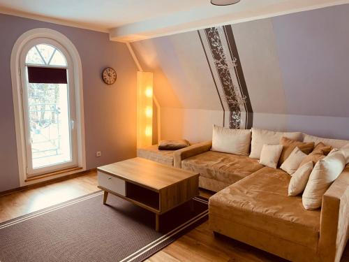 ein Wohnzimmer mit einem Sofa und einem Couchtisch in der Unterkunft Ferienwohnungen Siebenlehn am Romanus Freibad in Siebenlehn