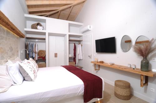 Photo de la galerie de l'établissement Villa Estia - private jacuzzi next to the beach, à Ágios Geórgios