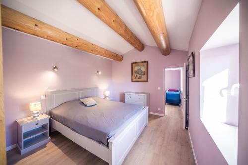 une chambre avec un lit dans une pièce avec des plafonds en bois dans l'établissement Gîte 