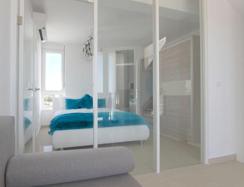 سرير أو أسرّة في غرفة في Apartments Atrium Blue