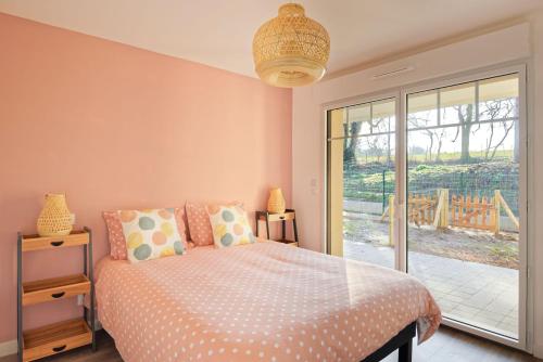 een slaapkamer met een bed en een glazen schuifdeur bij Séjour chaleureux en Baie de Somme in Saint-Valery-sur-Somme