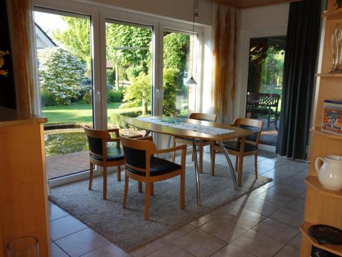 a dining room with a table and chairs at Ferienhaus Schwalbenrast in Lembruch
