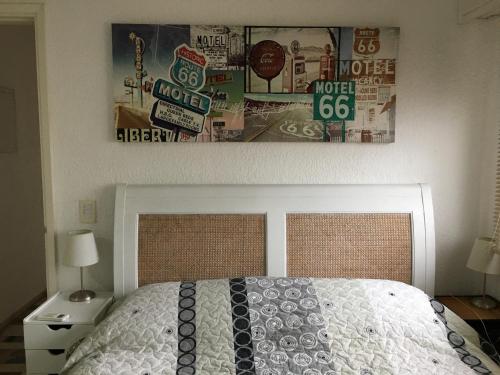 een slaapkamer met een bed en een poster aan de muur bij Punta del Este, Uruguay , Península. 2 Dormitorios in Punta del Este