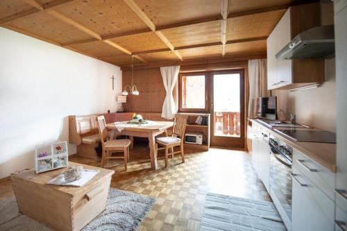 a kitchen and dining room with a table in a room at Schusterhof-Appartments in Dölsach