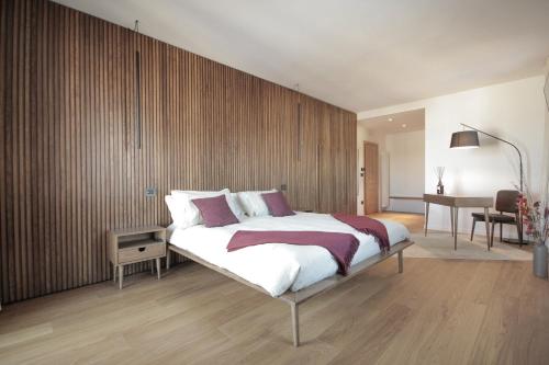 um quarto com uma cama grande e uma secretária em Hotel Ristorante Da Politano em Boves