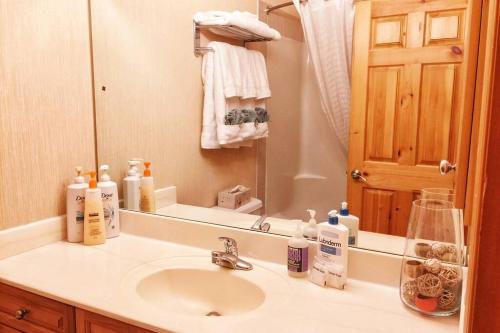 キャンモアにあるMountainView -PrivateChalet Sleep7- 5min to DT Vacation Homeの洗面台と鏡のあるバスルーム