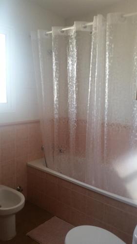 y baño con bañera, aseo y lavamanos. en Casa del Duque, en Chiclana de la Frontera