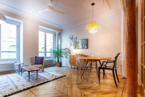 un salon avec une table et des chaises de salle à manger dans l'établissement Greeter-Bel appartement Parisien de 70m2 - St Lazare, à Paris