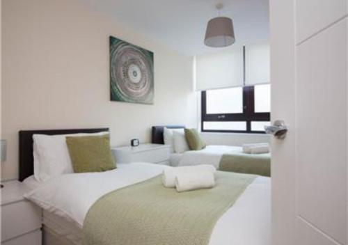Habitación blanca con cama y sofá en StayZo Stylish Accommodation in Southampton 10, en Southampton