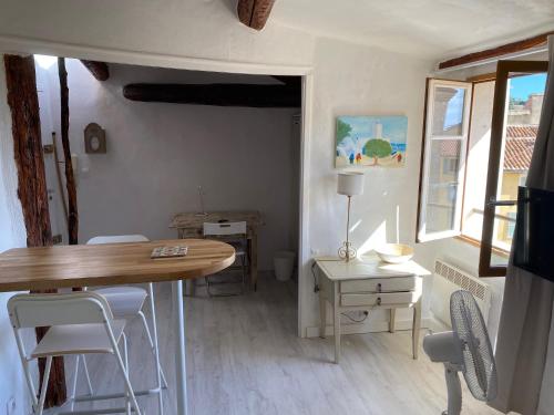 イエールにあるStudios des Templiersの小さなお部屋で、テーブルと椅子が備わります。