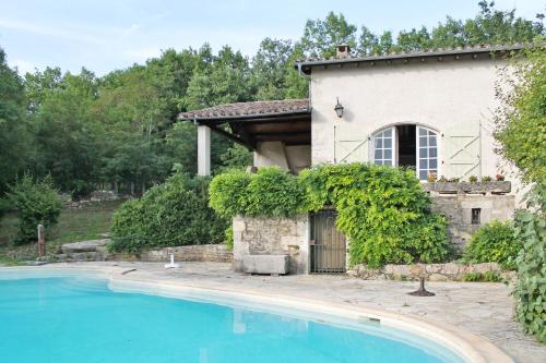 een huis met een zwembad voor een huis bij Maison de 2 chambres avec piscine privee jardin amenage et wifi a Bruniquel in Bruniquel