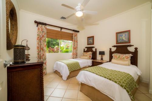 1 Schlafzimmer mit 2 Betten und einem Deckenventilator in der Unterkunft Los Suenos Resort Del Mar 3N by Stay in CR in Herradura