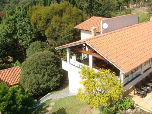 an overhead view of a house with an orange roof at Pousada Sitieto Voitov in Aluminio