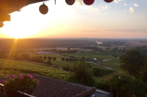 a view of the sunset from a house at Vue panoramique sur le vignoble - 1D Rue Porte Oison, 18300 Sancerre in Sancerre