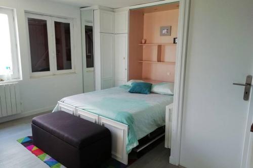 um quarto com uma cama com um espelho e um banco em Vue panoramique sur le vignoble em Sancerre