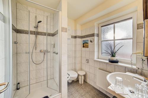 アルケンにあるLandhaus Zimmermannのバスルーム(シャワー、洗面台、トイレ付)