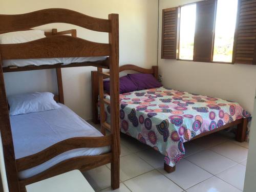 מיטה או מיטות קומותיים בחדר ב-Casa PRAIA DE CARAPIBUS PB- TEMPORADA
