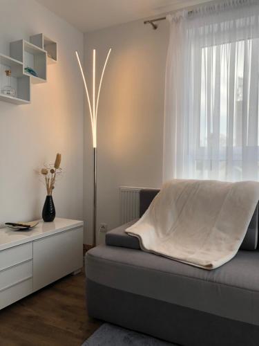 sypialnia z łóżkiem z białą zasłoną i oknem w obiekcie Apartment Yanina SŁONECZNE TARASY w Dziwnówku