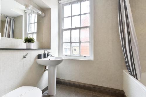 A bathroom at Shoreditch Vibe Apartments