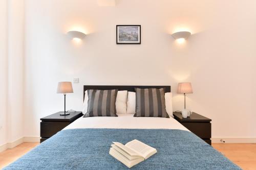 Un pat sau paturi într-o cameră la Shoreditch Vibe Apartments