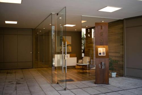 un vestíbulo con ascensor de cristal en un edificio en Departamento a estrenar en San Miguel de Tucumán