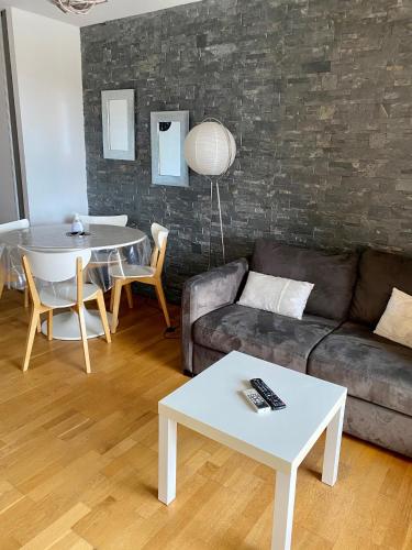 un salon avec un canapé et une table dans l'établissement T2 face à la mer, à Sète