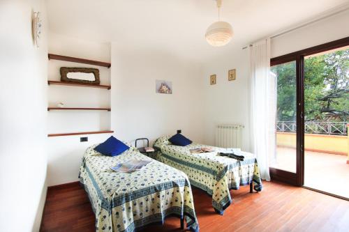 En eller flere senger på et rom på Villa Sara