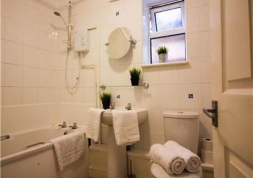 Vonios kambarys apgyvendinimo įstaigoje StayZo Penthouse Accommodation 2- Premier Lodge