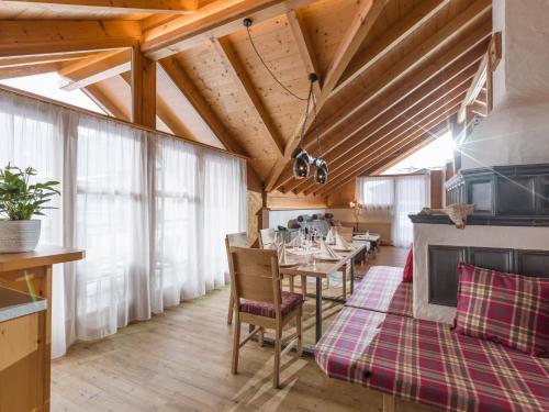 Hotel Gänsleit في سول: غرفة طعام مع طاولة ومدفأة