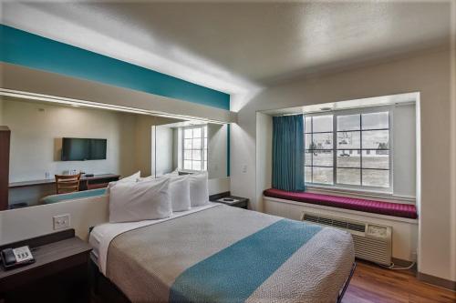 Postel nebo postele na pokoji v ubytování Motel 6-Idaho Falls, ID - Snake River