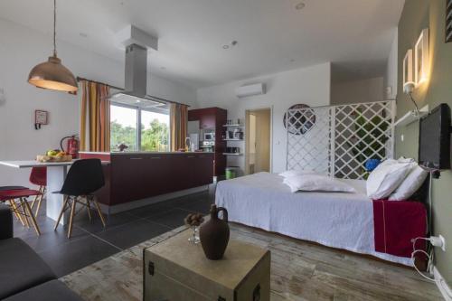 um quarto com uma cama grande e uma cozinha em Quinta das Giestas na Ribeira Grande
