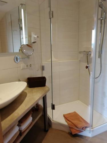 a bathroom with a shower and a sink at Haus Rosi Trenkle in Pfronten