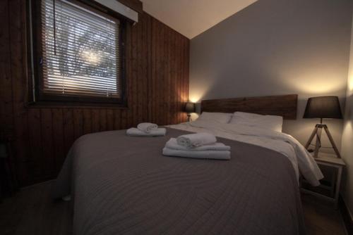 レ・コンタミンヌ・モンジョワにあるLe Bionnassayのベッドルーム1室(大型ベッド1台、タオル付)