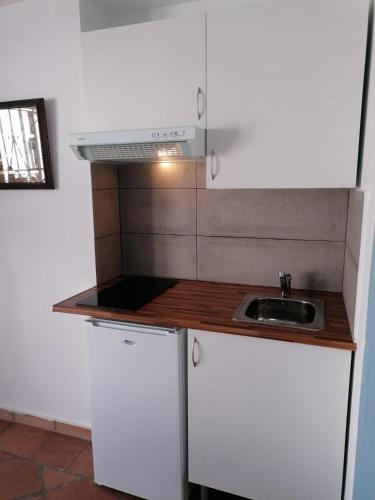 a small kitchen with a sink and a stove at Casa Cabo de Gata in Retamar