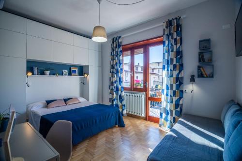 a bedroom with a bed and a couch and a table at Locazione turistica a Monterotondo in Monterotondo