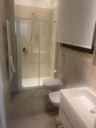 y baño con ducha, aseo y lavamanos. en Futura Exclusive Suite 5 Attico, en Bari