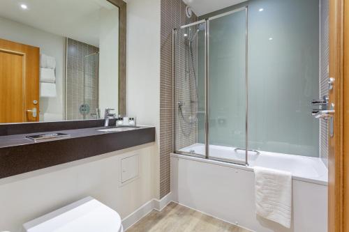 Koupelna v ubytování Holiday Inn Leamington Spa - Warwick by IHG