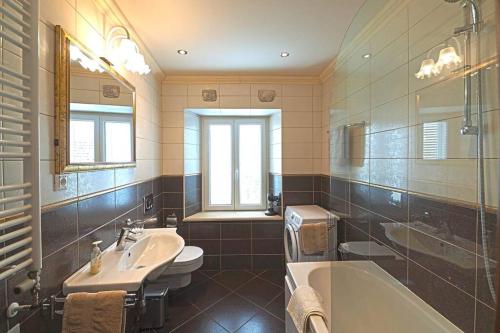 Phòng tắm tại 4 bedroom Villa in old Cavtat