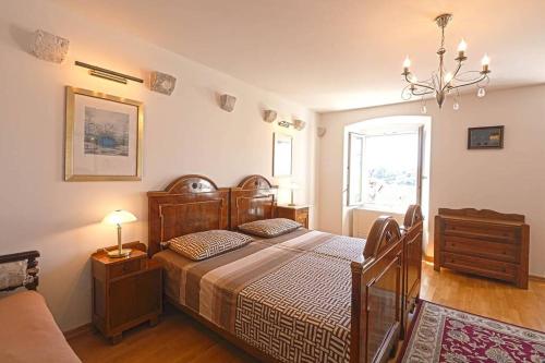 Un pat sau paturi într-o cameră la 4 bedroom Villa in old Cavtat