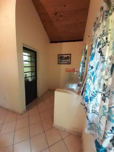 a kitchen with a sink and a window in a room at Pousada Sitieto Voitov in Aluminio