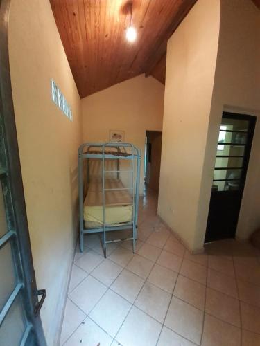 a room with a bunk bed in the corner of a room at Pousada Sitieto Voitov in Aluminio
