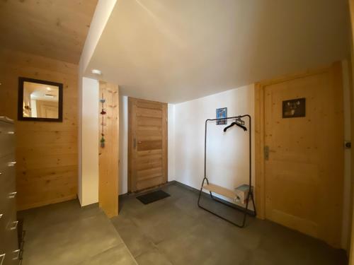 Habitación con cinta de correr junto a una puerta de madera en LA PETITE AZALÉE, en Montriond