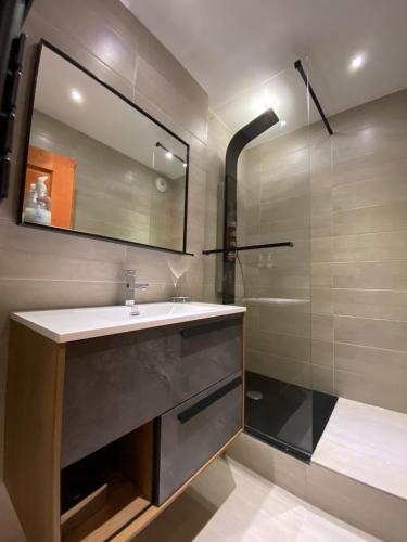 une salle de bain avec un lavabo, un miroir et une douche dans l'établissement Superbe appt 2 chambres Arc 1950, à Arc 1950