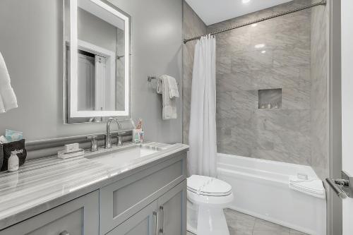 ニューオーリンズにあるThe Bacchusの洗面台、トイレ、シャワー付きのバスルーム