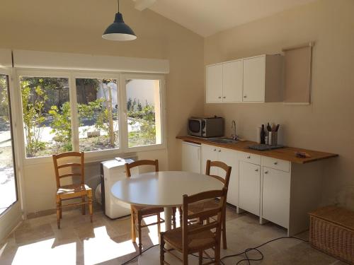 une cuisine avec une table, des chaises, une table et une fenêtre dans l'établissement Studio