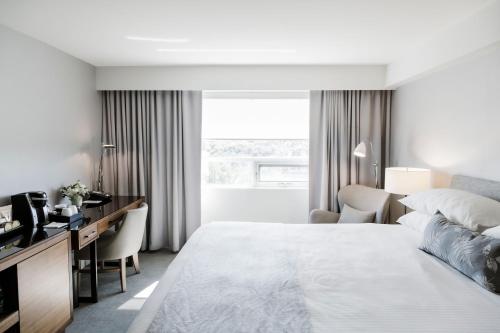 Ein Bett oder Betten in einem Zimmer der Unterkunft The James Hotel